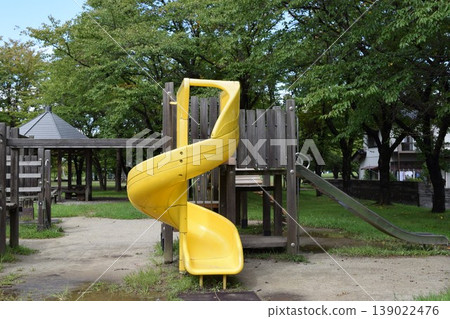 兒童公園的木製遊樂場 兒童公園的木製遊樂場 139022476