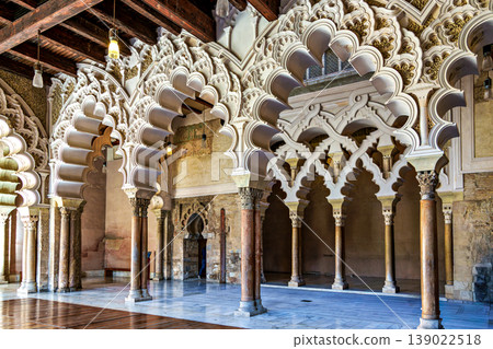 Moorish-Taifa halls in fortified medieval Aljaferia Palace in Zaragoza, Aragon, Spain 139022518