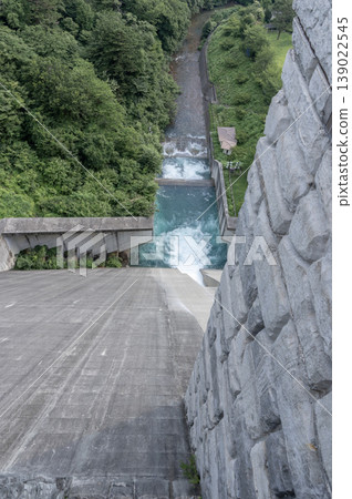 奧島湖大壩和消能器的景象 奧島湖大壩和消能器的景象 139022545
