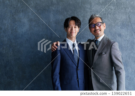 Business people with their arms around each other's shoulders Business people with their arms around each other's shoulders 139022651
