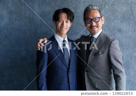 Business people with their arms around each other's shoulders Business people with their arms around each other's shoulders 139022653