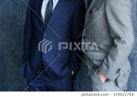 一位身著西裝的商人(未露面) 一位身著西裝的商人(未露面) 139022788