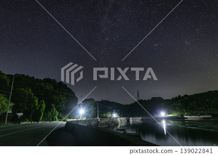 瀨戶內海上空的夏日星空:漁港與北方的銀河 瀨戶內海上空的夏日星空:漁港與北方的銀河 139022841