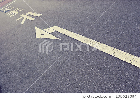 Arrow road markings Arrow road markings 139023094