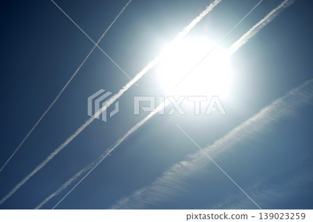 太陽和飛機雲 139023259