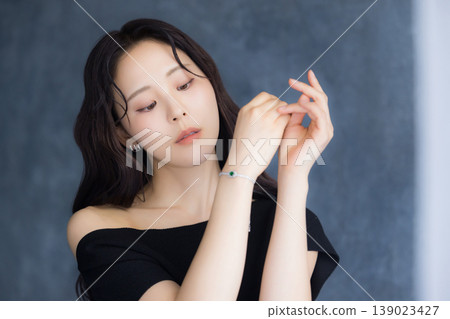 Woman in a black off-the-shoulder dress 139023427