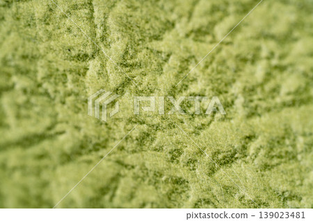 表面呈綠色和紙狀的微材料,纖維漂浮其上。 表面呈綠色和紙狀的微材料,纖維漂浮其上。 139023481