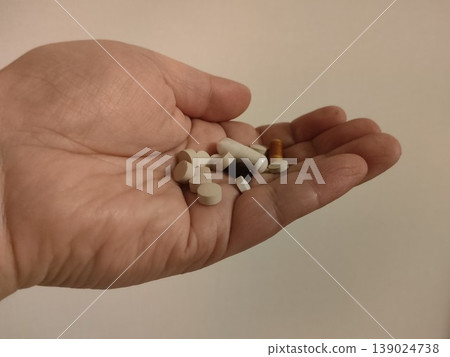 我手掌裡握著一大堆補品。 我手掌裡握著一大堆補品。 139024738