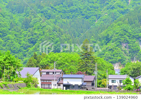 可以欣賞到鬱鬱蔥蔥的青山、山腳下的房屋以及越後湯澤站西出口附近的景色。 可以欣賞到鬱鬱蔥蔥的青山、山腳下的房屋以及越後湯澤站西出口附近的景色。 139024960