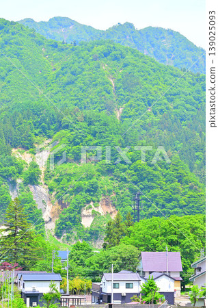 Views of the lush green mountains, houses at the foot of the mountain, and the area around the west exit of Echigo-Yuzawa Station. Views of the lush green mountains, houses at the foot of the mountain, and the area around the west exit of Echigo-Yuzawa Station. 139025093