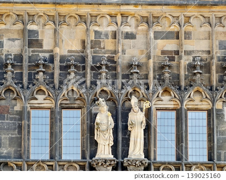 Eroded Stone Statues With Expressive Features. Closeup Of Weathered Stone Sculptures In Architectural Niches 139025160