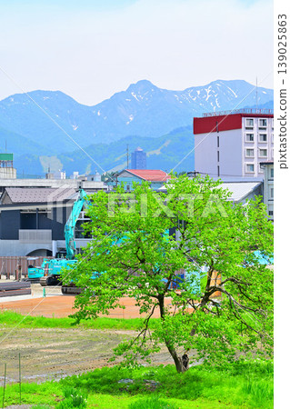 山景、山腳下的房屋，以及從越後湯澤站西出口附近看到的景色。 139025863