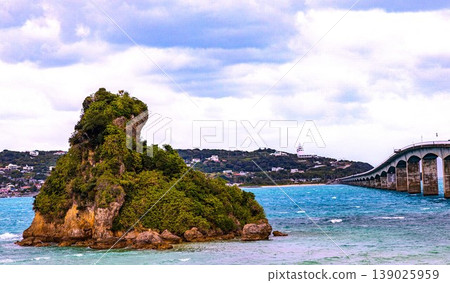 沖繩:從古里橋南端的觀景台上可以看到青蛙島和古里橋的景色。 沖繩:從古里橋南端的觀景台上可以看到青蛙島和古里橋的景色。 139025959