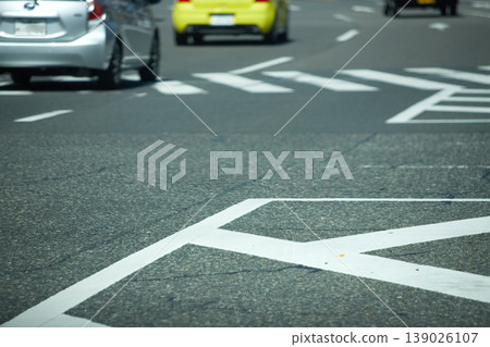 城市十字路口地面上的標線和車輛的行駛。 139026107