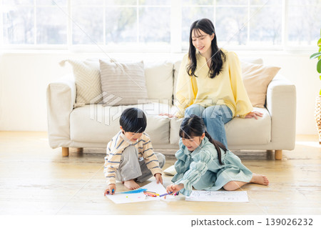 Parent and child playing in the living room 139026232