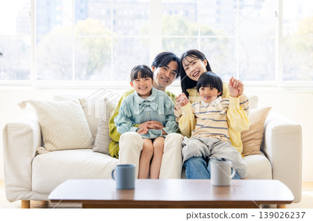 一個家庭在客廳放鬆 139026237
