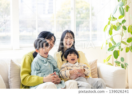 一個家庭在客廳放鬆 139026241