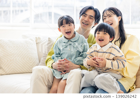 一個家庭在沙發上放鬆 139026242