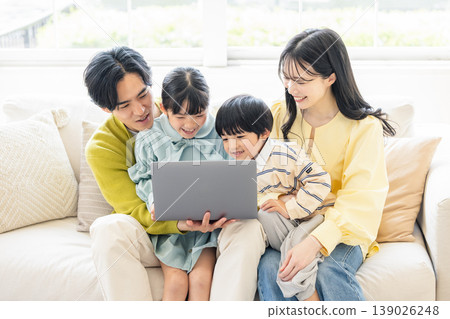 家人看著客廳裡的電腦 139026248