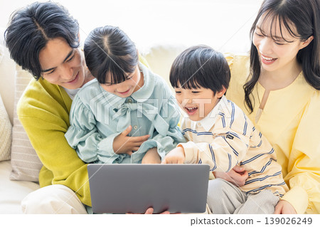家人看著客廳裡的電腦 139026249