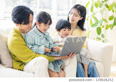 家人看著客廳裡的電腦 139026252