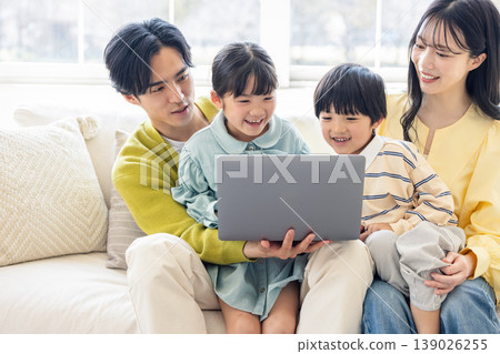 家人看著客廳裡的電腦 139026255