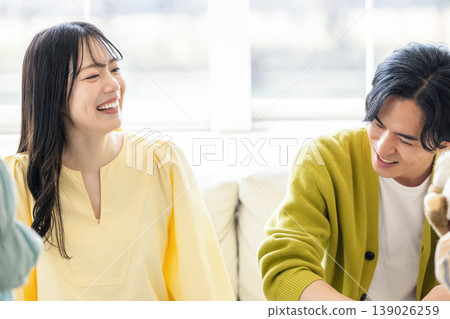男性和女性帶著微笑說話 139026259
