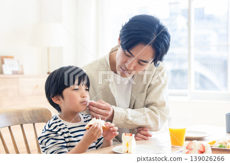 父母和孩子吃早餐 139026266