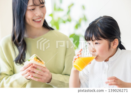 父母和孩子吃早餐 139026271