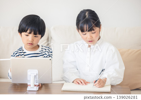 在平板電腦上學習的孩子 139026281