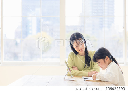 孩子們在平板電腦上學 139026293