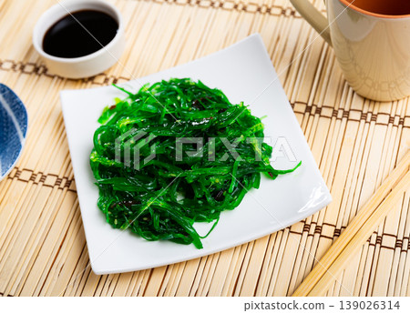 Goma wakame japanese seaweed salad 139026314