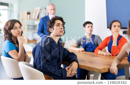 Mature male speaker address to young workers, man delivers lecture. 139026382