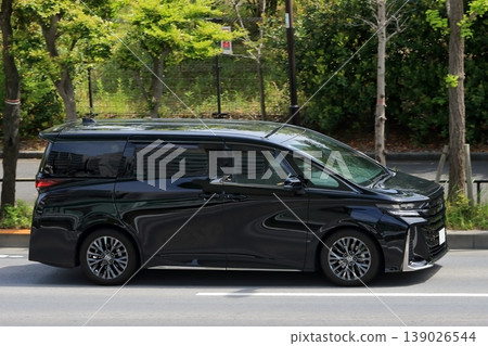 一輛行駛的黑色小型貨車 一輛行駛的黑色小型貨車 139026544