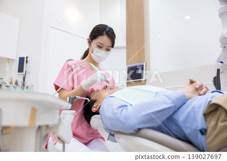 Dentist - A dentist who provides treatment 139027697