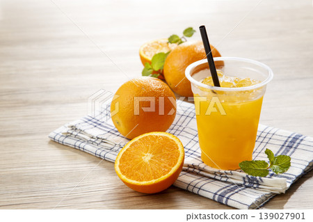 冰鎮柳橙汁－咖啡館風格的飲品圖片。 139027901