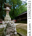 Shrine lanterns and guardian lion-dogs 139028023