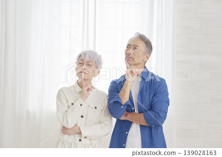 一對老年夫婦在客廳裡沉思 139028163