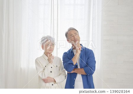 一對老年夫婦在客廳裡沉思 139028164
