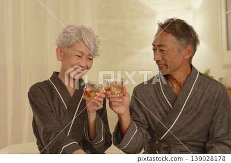 一對老年夫婦在臥室裡喝威士忌 139028178