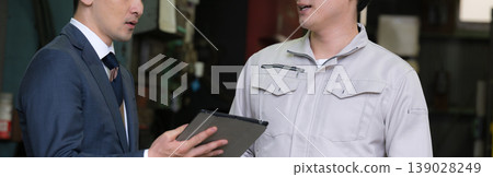 Factory workers consult with each other using tablets, while businessmen from credit unions and banks discuss borrowing, with no face-to-face interaction on site due to the use of DX. Factory workers consult with each other using tablets, while businessmen from credit unions and banks discuss borrowing, with no face-to-face interaction on site due to the use of DX. 139028249