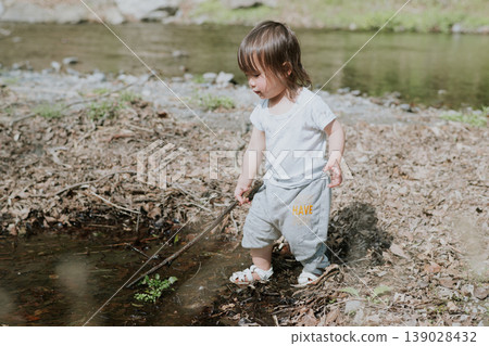 一個一歲大的幼兒在河邊玩耍 139028432