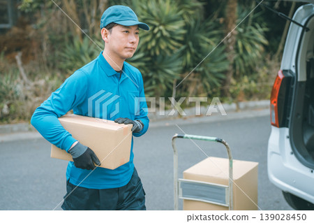 輕型貨車司機送貨上門 輕型貨車司機送貨上門 139028450
