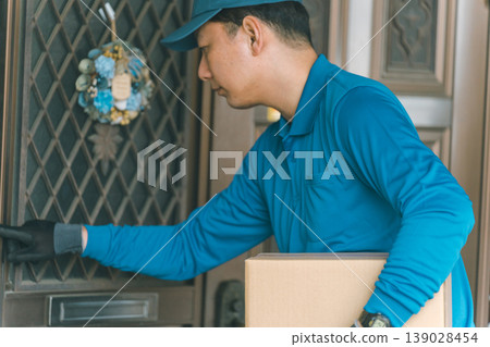 Delivery drivers ring the doorbells of elderly people's homes. Delivery drivers ring the doorbells of elderly people's homes. 139028454