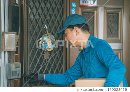 Ping-pong in work clothes 139028456
