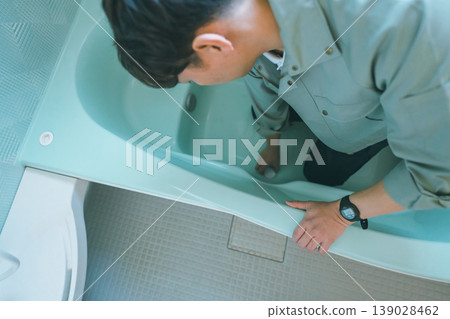 修理浴缸排水管的承包商 139028462