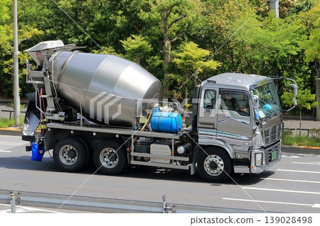 Agitator truck (concrete mixer truck) 139028498