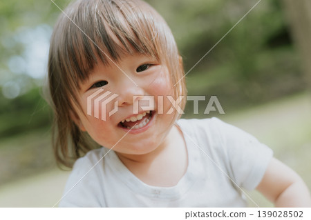 一個一歲大的嬰兒正在散步 一個一歲大的嬰兒正在散步 139028502