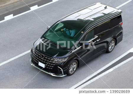 一輛黑色豪華小型貨車行駛中 139028689