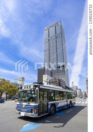 名古屋市營巴士沿著名古屋市榮錦通行駛。錦通久屋十字路口。名古屋榮地標飯店。 名古屋市營巴士沿著名古屋市榮錦通行駛。錦通久屋十字路口。名古屋榮地標飯店。 139028732